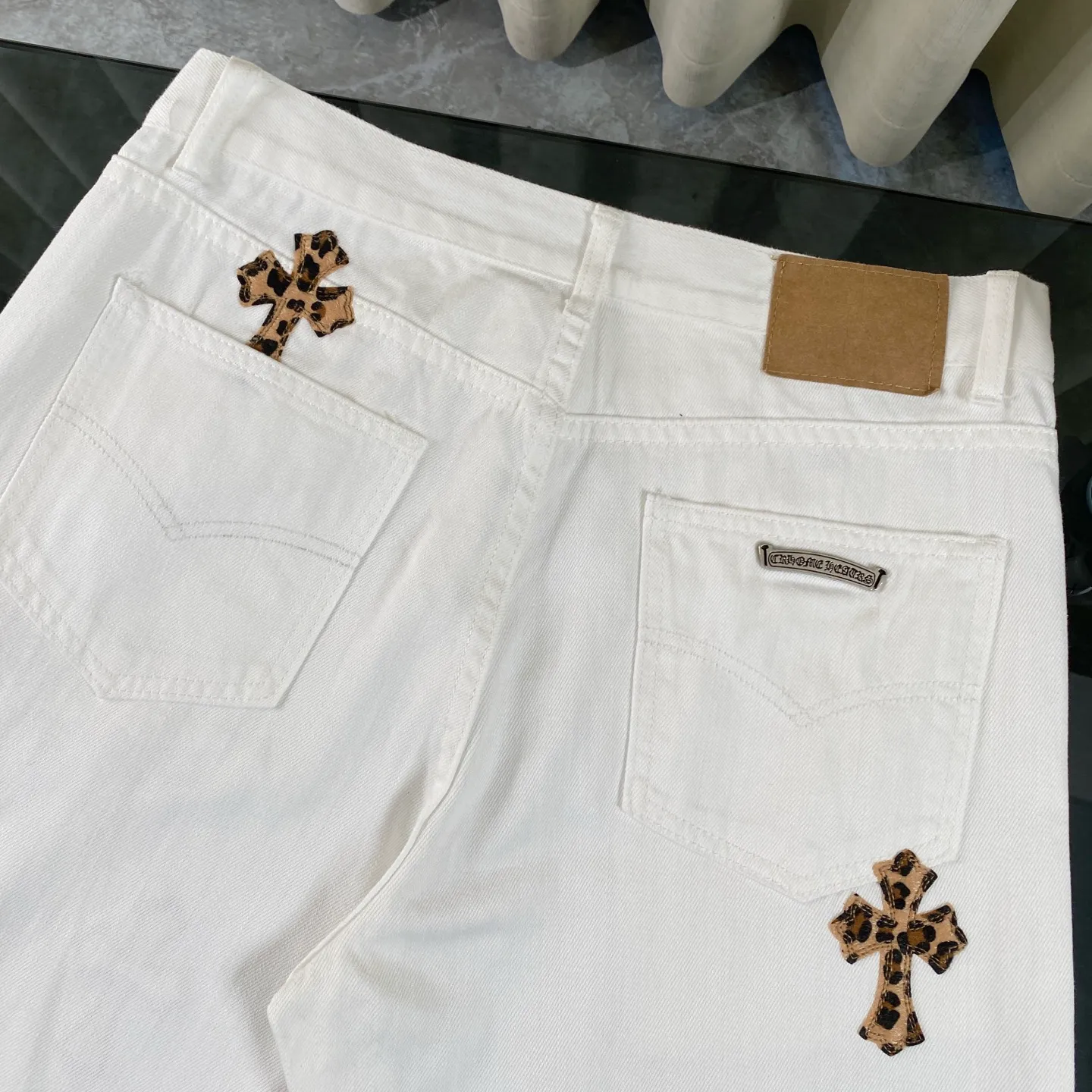 P240 CH Chromehearts 2025 new Mattyboy hand-painted custom CH painted graffiti leopard print cross patchwork leather jeans jeans jeans top ceiling quality styles with different washed textures, very friendly to people with thin legs and thick legs, the straight and loose version is very flattering to the leg shape. Timeless and moderate length, easy to match with casual, basic styling for various styles, a must-have in the wardrobe! The fabric is stiff but also makes the upper body soft without losing texture. The washing process is even more perfect. It is a must-have item for everyone! ! ! Washed wheat, hang tag, pants label, three complete labels, color: white, size: 28, 30, 32, 34